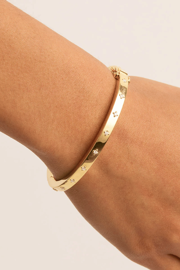 By Charlotte | Live in Love Hinged Bracelet Gold | Girls With Gems