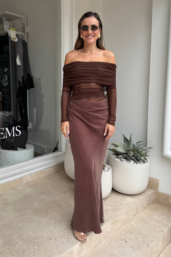Benni | Yasmin Off Shoulder Dress Chocolate | Girls with Gems